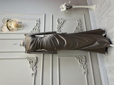 Aksesuar Detaylı Saten Abiye Vizon