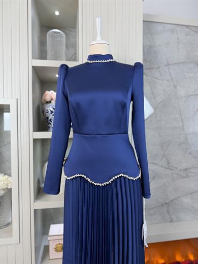 Felicity Abiye Lacivert