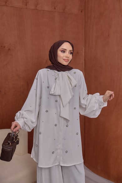 Fularlı Taşlı Takım Beyaz