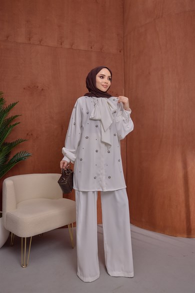 Fularlı Taşlı Takım Beyaz