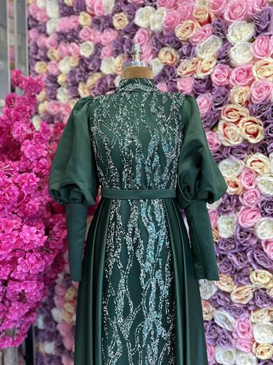 İşleme Detaylı Pelerinli Saten Abiye Zümrüt