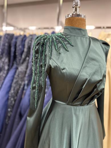 İşleme Detaylı Saten Abiye Zümrüt