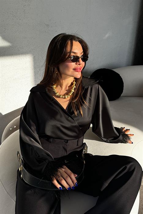 Alondra Siyah Kolları Tüy Detaylı Tasarım Gömlek 