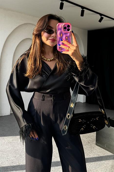 Alondra Siyah Kolları Tüy Detaylı Tasarım Gömlek 