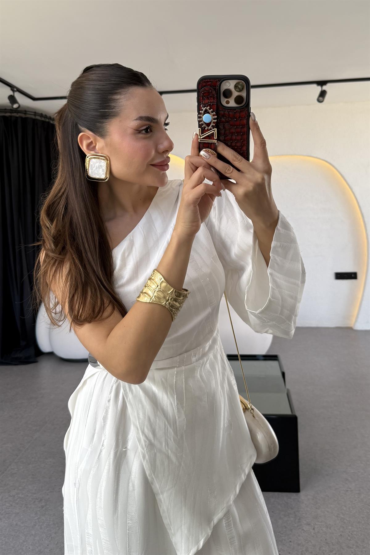 Amora Beyaz Tokalı Tek Omuz Bluz