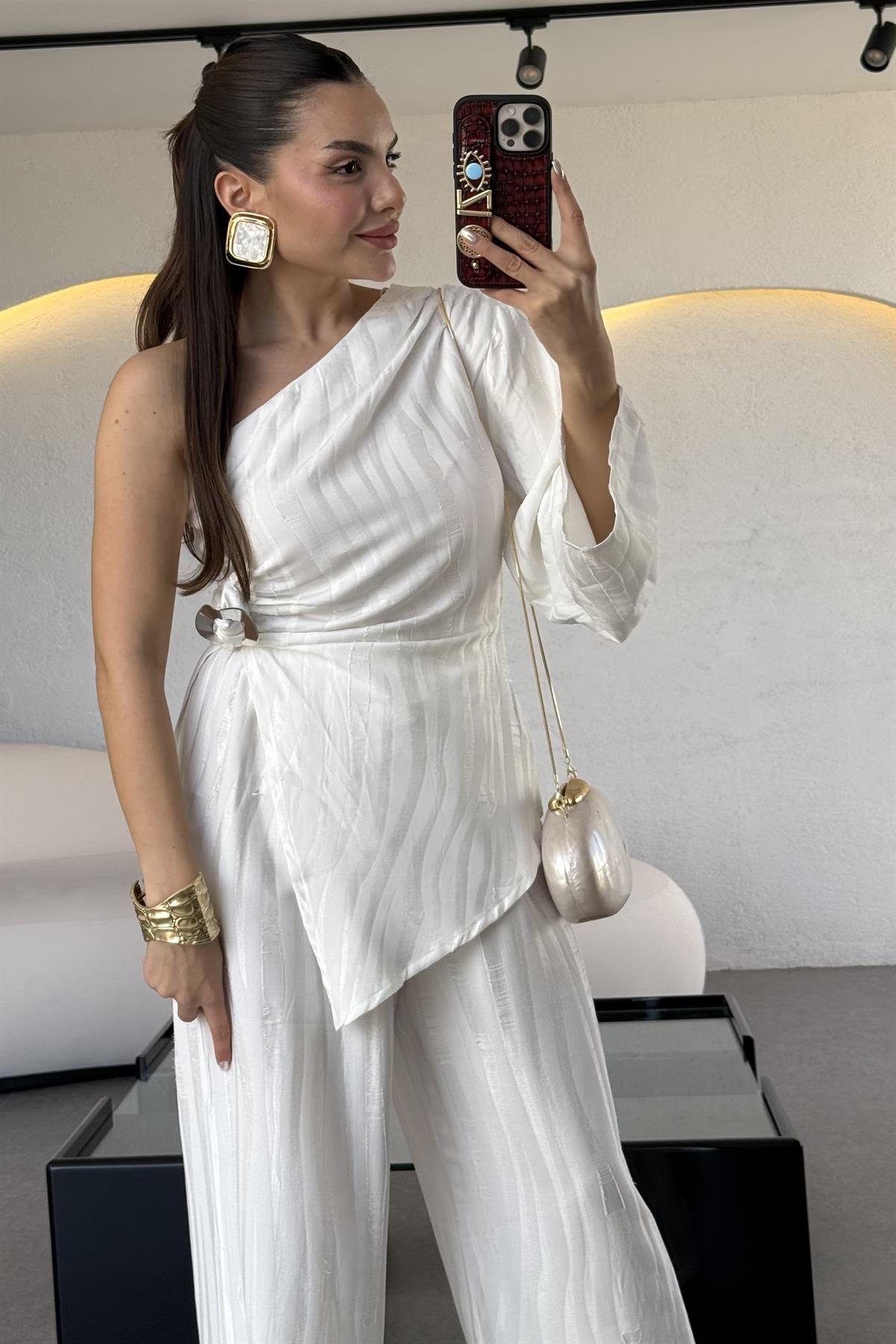 Amora Beyaz Tokalı Tek Omuz Bluz