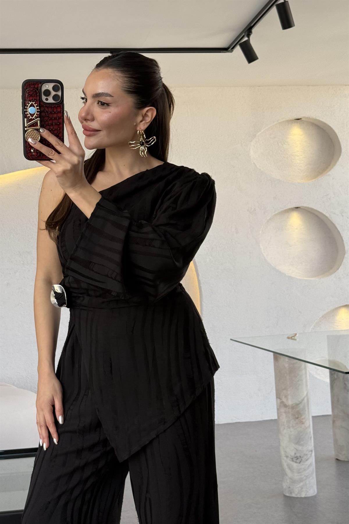 Amora Siyah Tokalı Tek Omuz Bluz