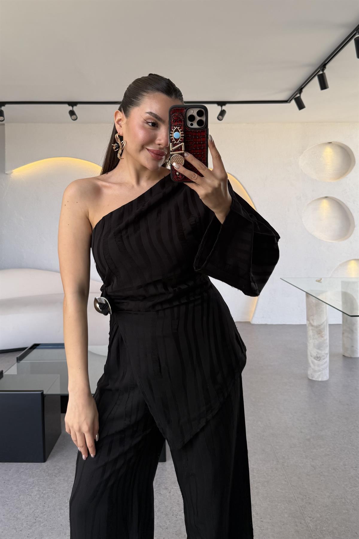 Amora Siyah Tokalı Tek Omuz Bluz