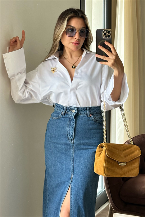 Arı broş detaylı beyaz gömlek