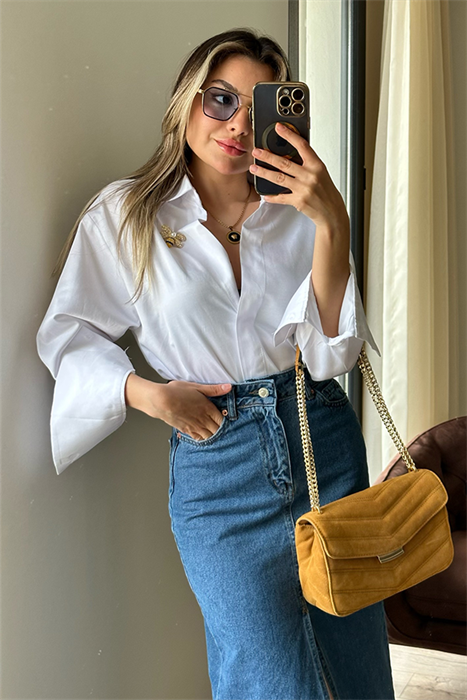 Arı broş detaylı beyaz gömlek