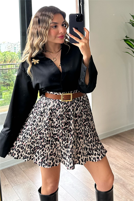 Arı broş detaylı siyah gömlek