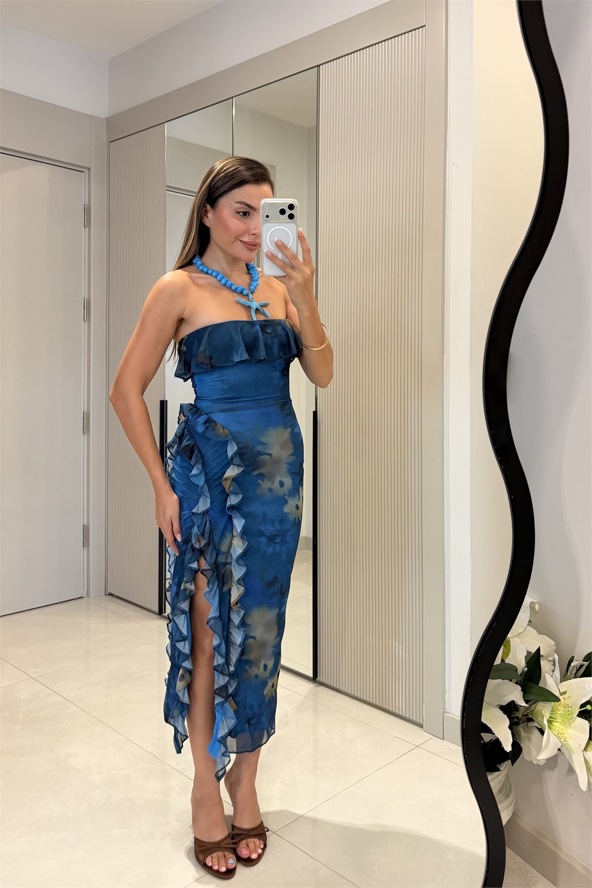 Azelie Straplez Fırfır Detaylı Yırtmaçlı Elbise