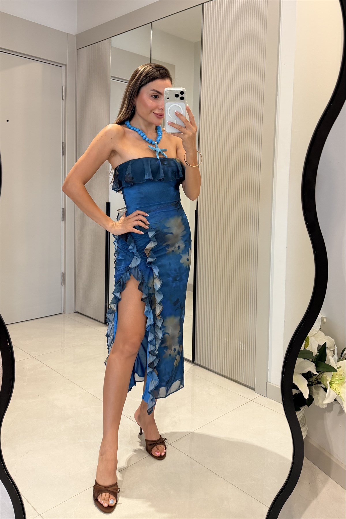 Azelie Straplez Fırfır Detaylı Yırtmaçlı Elbise