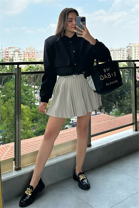 Bej rengi pileli kolej şort etek