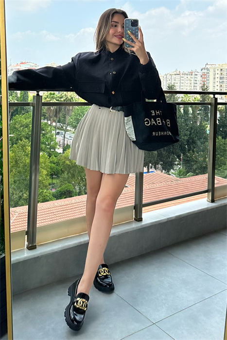 Bej rengi pileli kolej şort etek