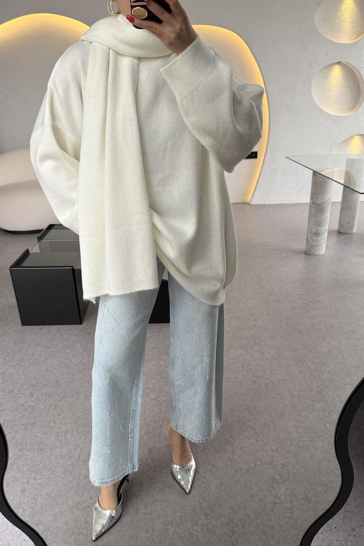 Belovi Beyaz Atkılı Oversize Kazak 