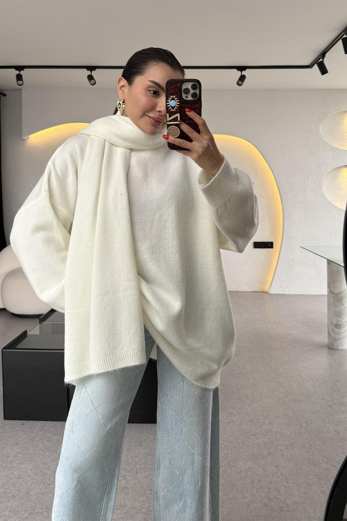 Belovi Beyaz Atkılı Oversize Kazak 