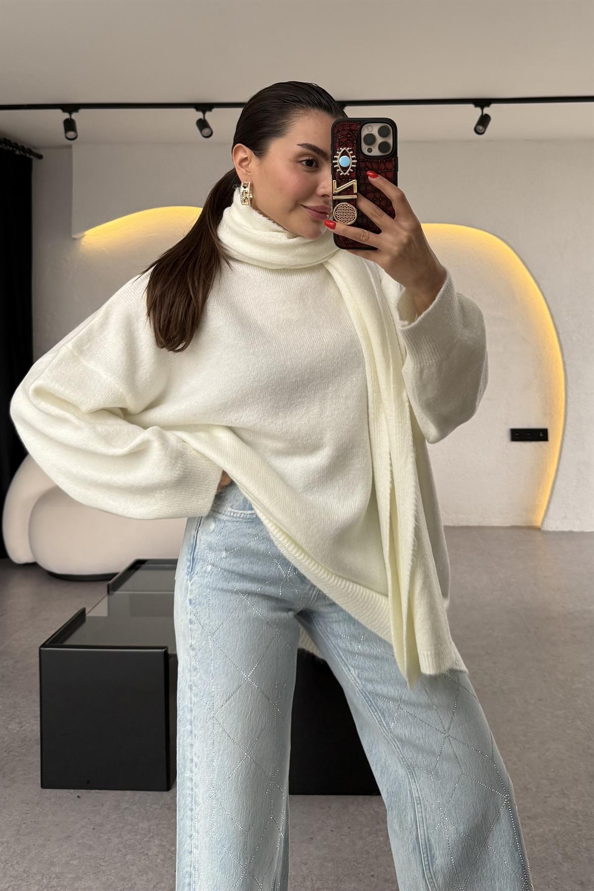 Belovi Beyaz Atkılı Oversize Kazak 