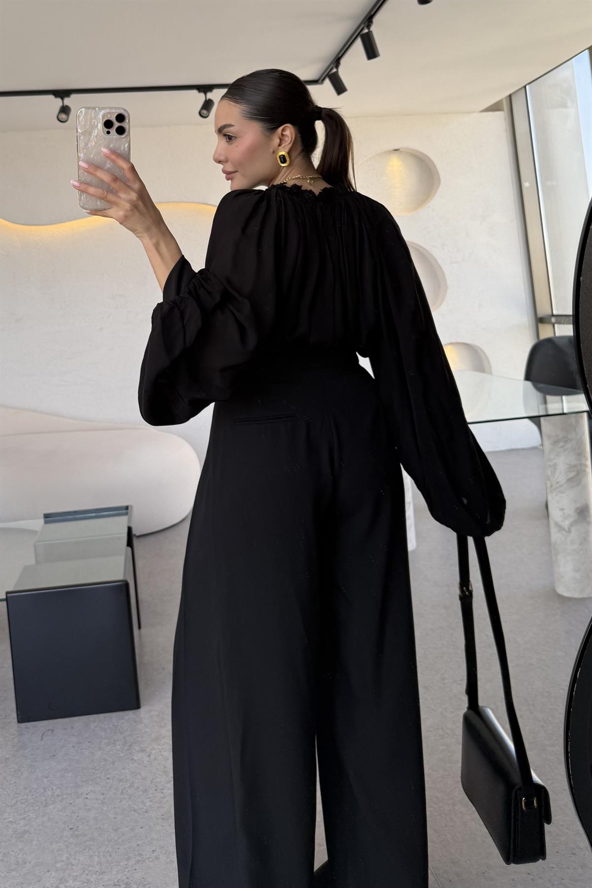 Berny Siyah Yakası Büzgülü Tasarım Bluz