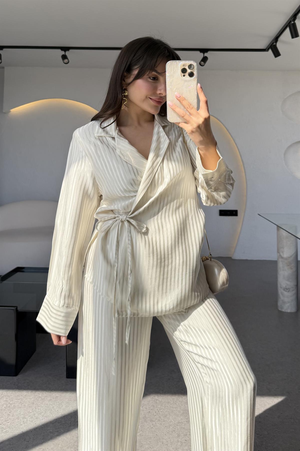 Bethani Ekru Vatkalı Şeritli Saten Dokulu Takım