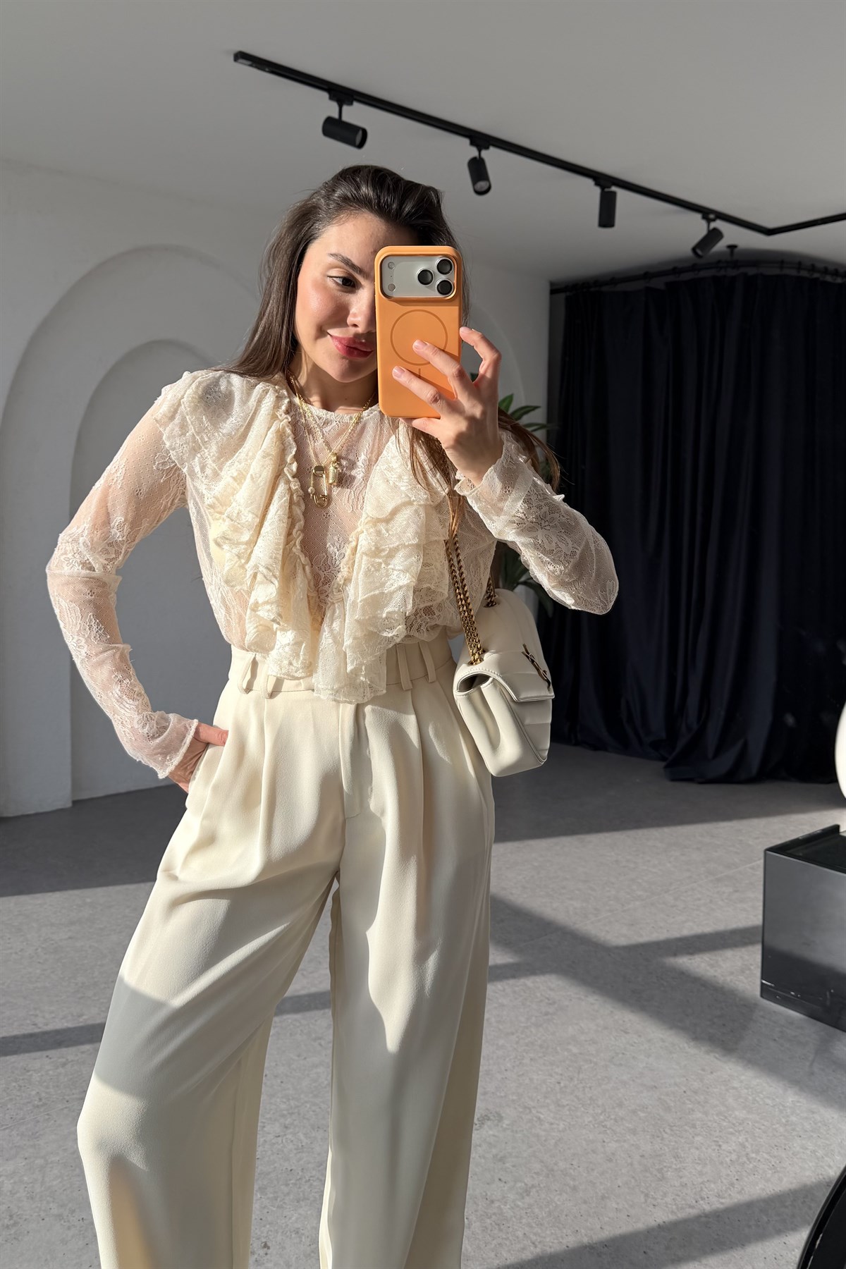 Betty Krem Fırfırlı Dantel Bluz
