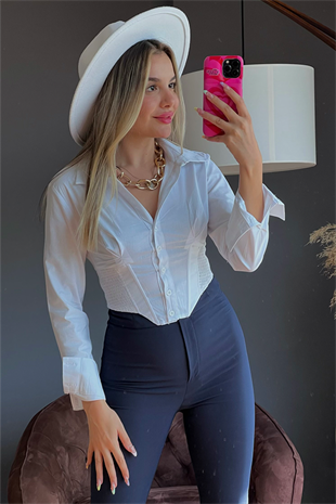 Beyaz korse detaylı gömlek