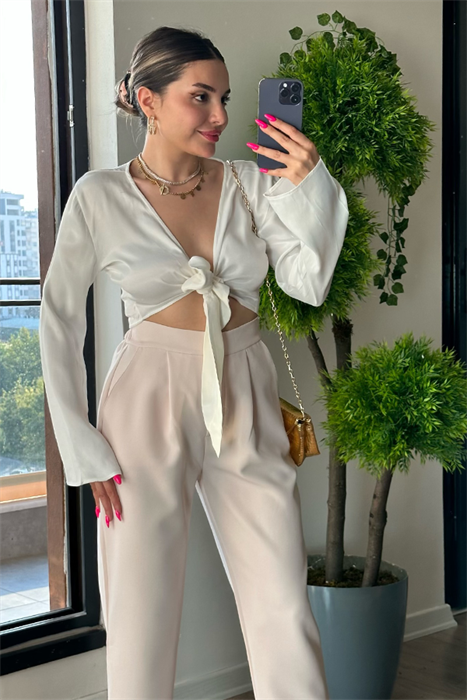 Beyaz saten bağlamalı gömlek