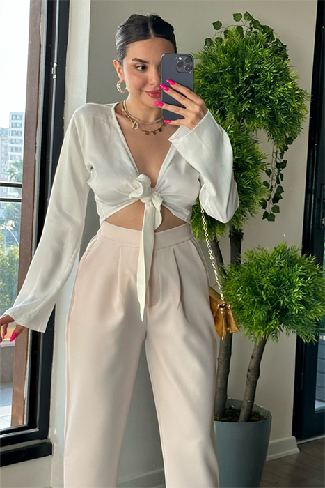 Beyaz saten bağlamalı gömlek