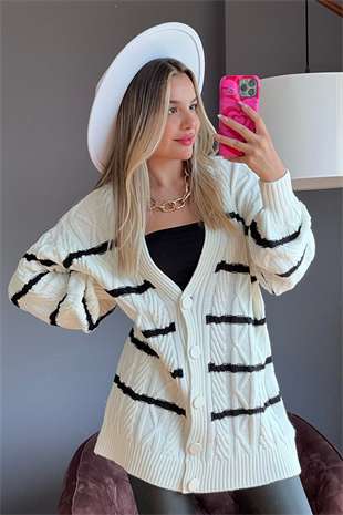 Beyaz üzeri siyah çizgili örme hırka