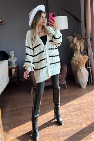 Beyaz üzeri siyah çizgili örme hırka