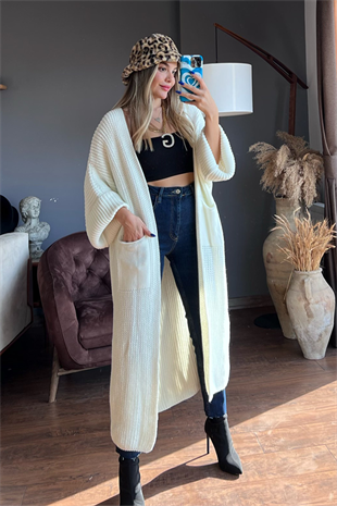 Beyaz uzun örme hırka