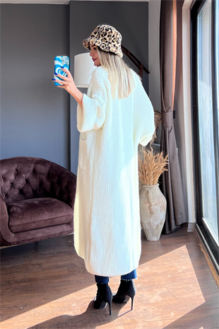 Beyaz uzun örme hırka