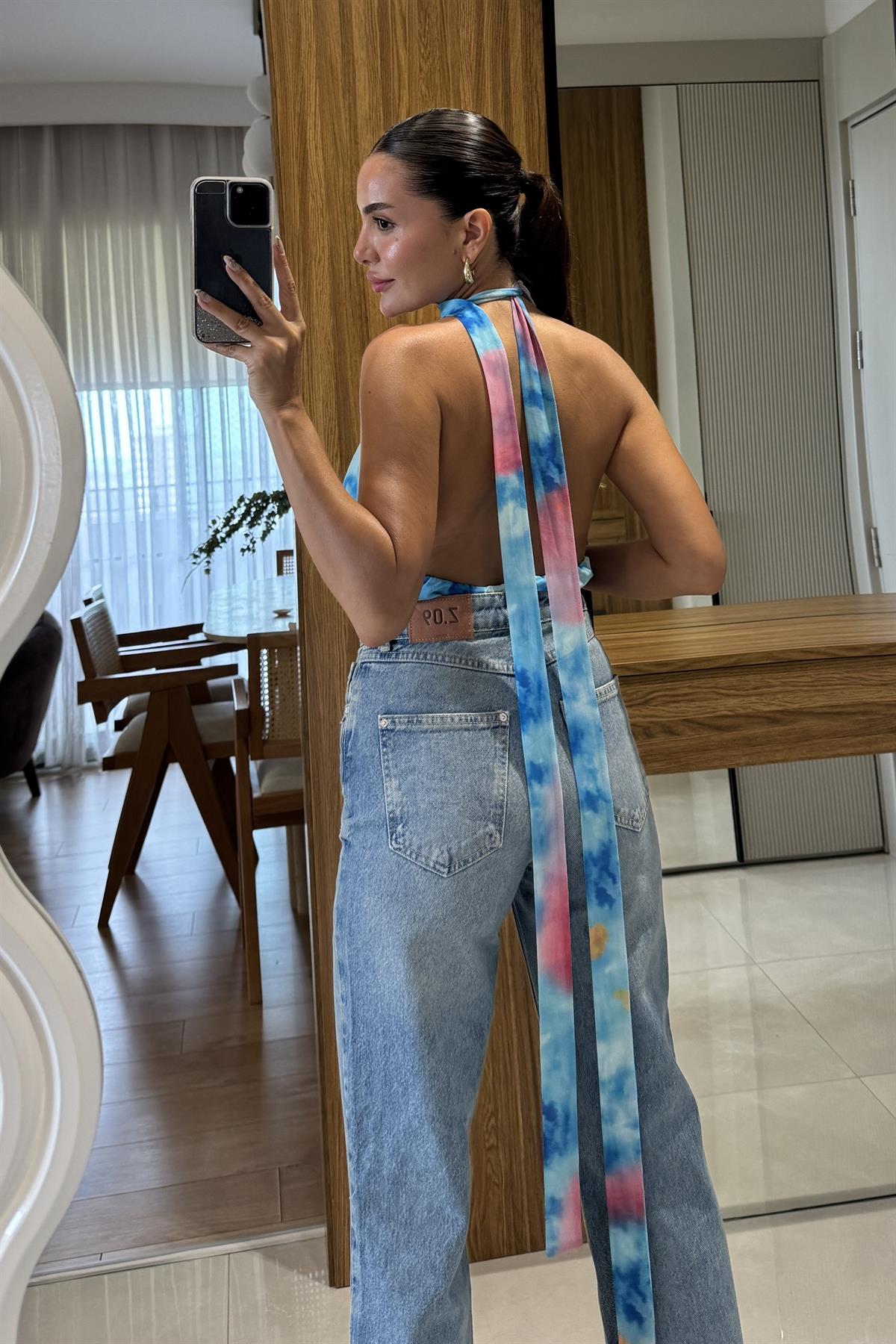 Brasilia Mavi Sırt Dekolteli Renkli Bağlamalı Halter Yaka Bluz