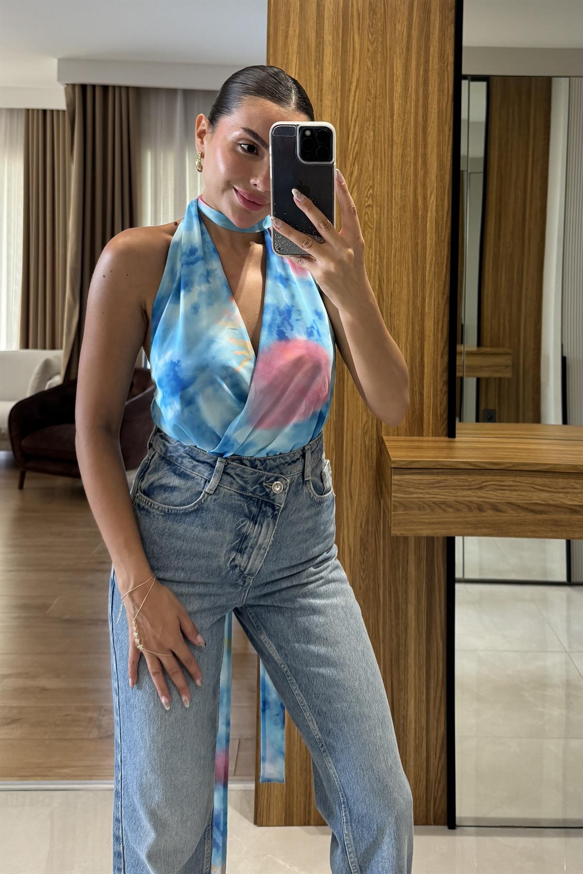 Brasilia Mavi Sırt Dekolteli Renkli Bağlamalı Halter Yaka Bluz