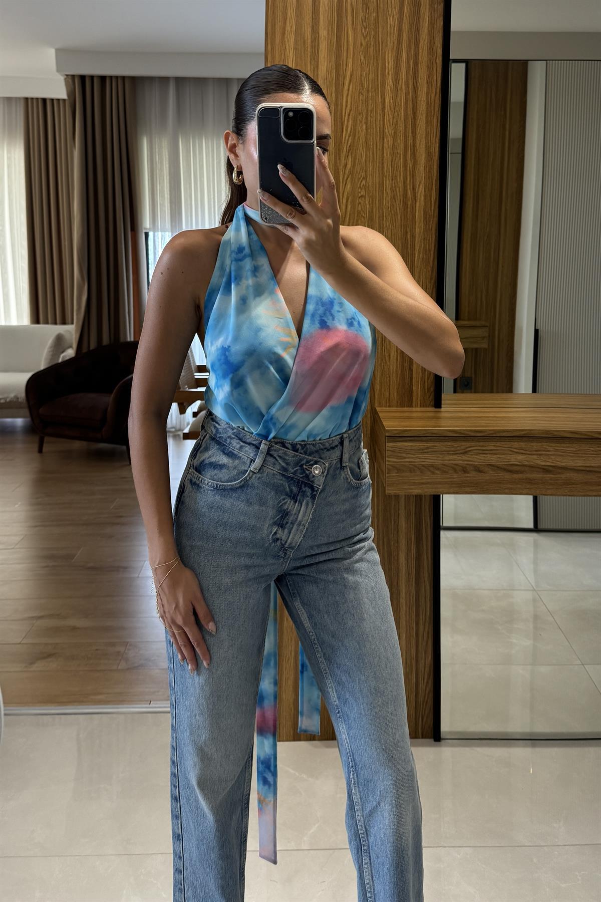 Brasilia Mavi Sırt Dekolteli Renkli Bağlamalı Halter Yaka Bluz