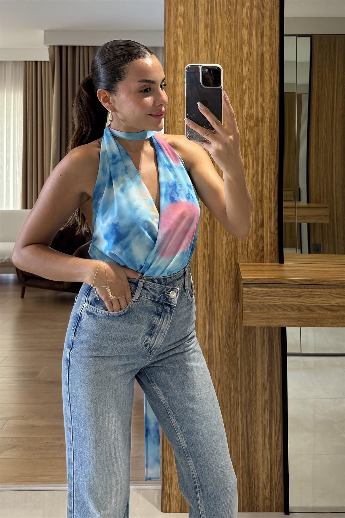 Brasilia Mavi Sırt Dekolteli Renkli Bağlamalı Halter Yaka Bluz