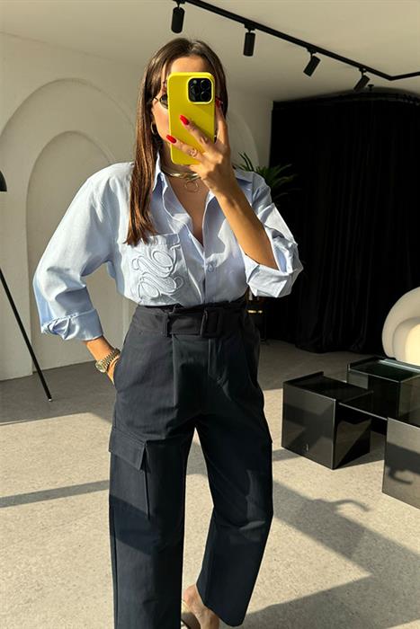 Cali Cebi Nakışlı Mavi Gömlek