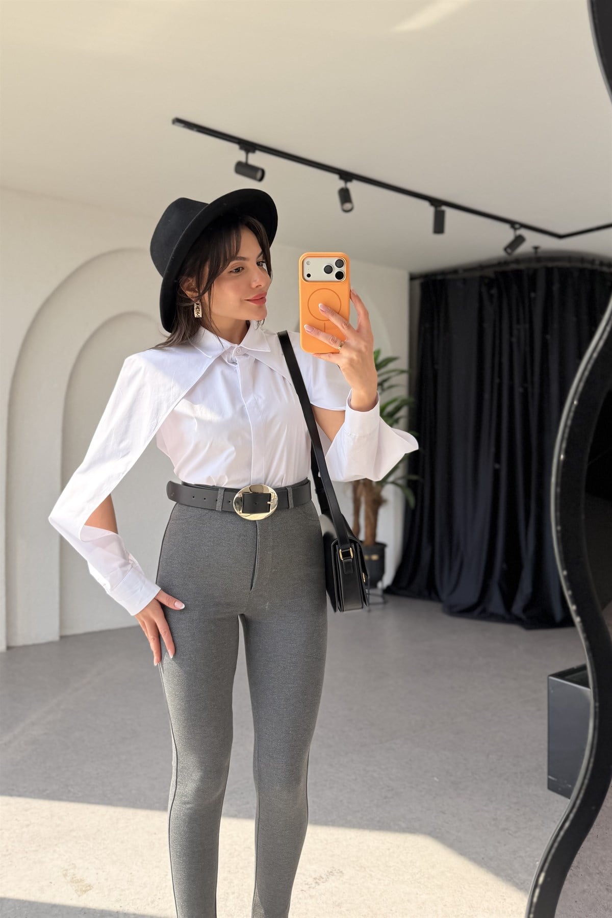 Cambria Beyaz Kolları Dekolteli Gömlek 