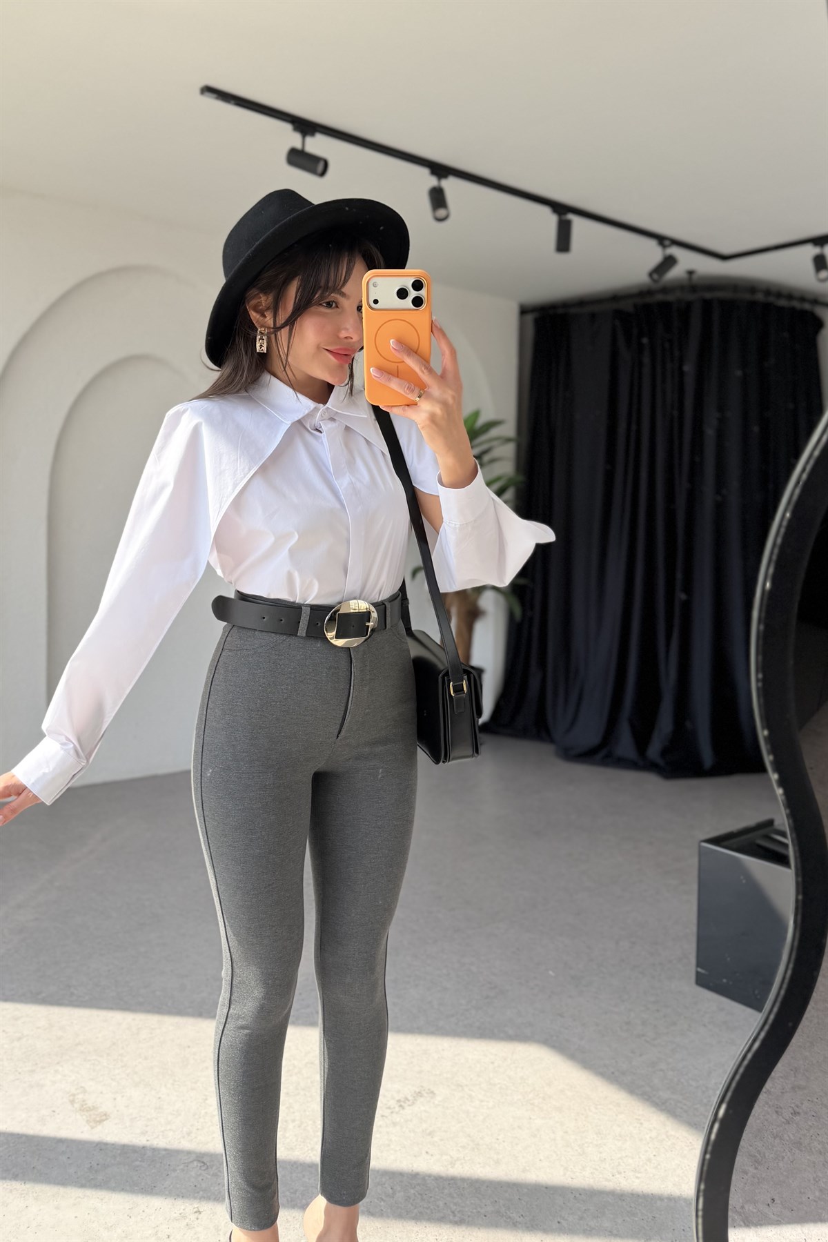 Cambria Beyaz Kolları Dekolteli Gömlek 