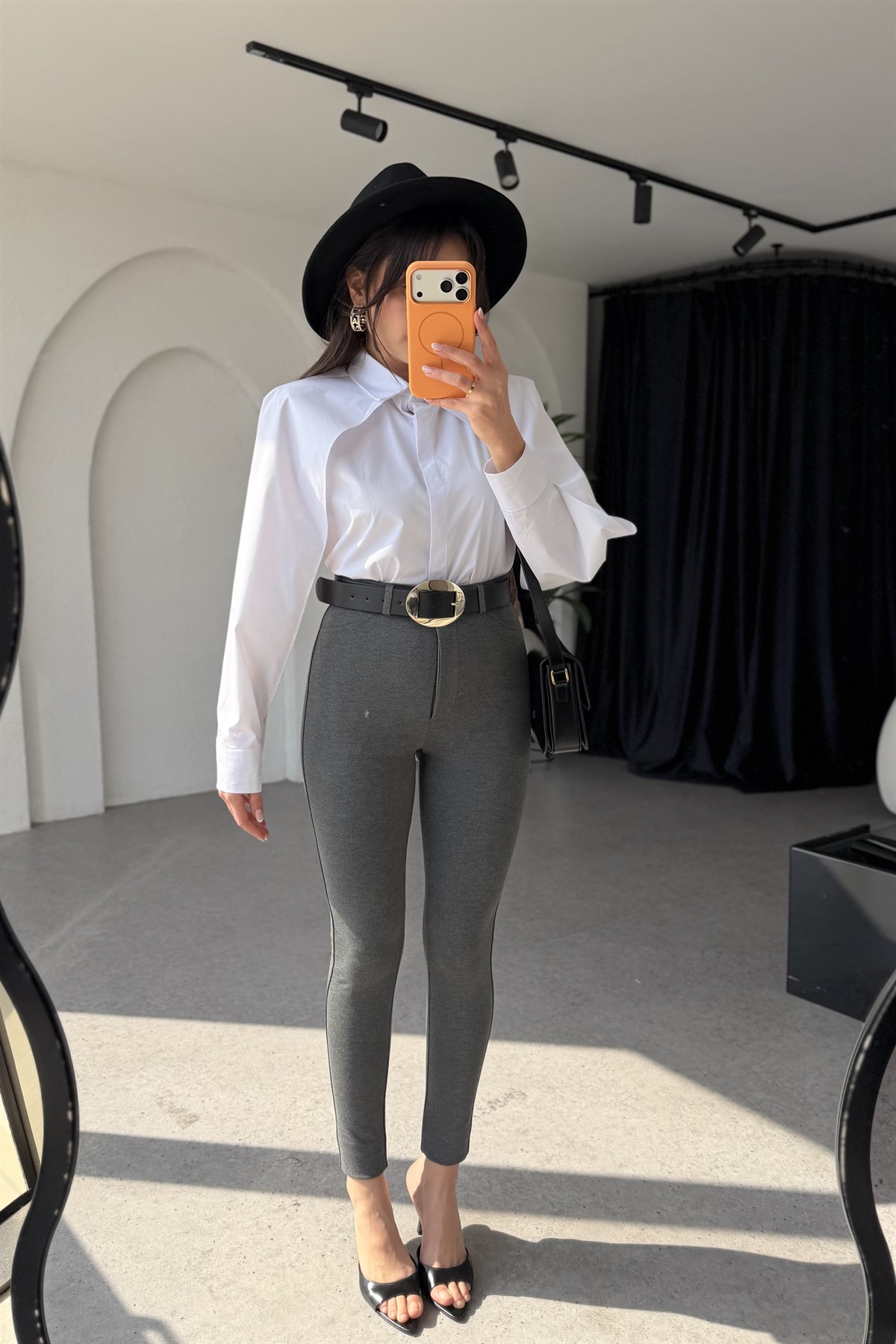 Cambria Beyaz Kolları Dekolteli Gömlek 