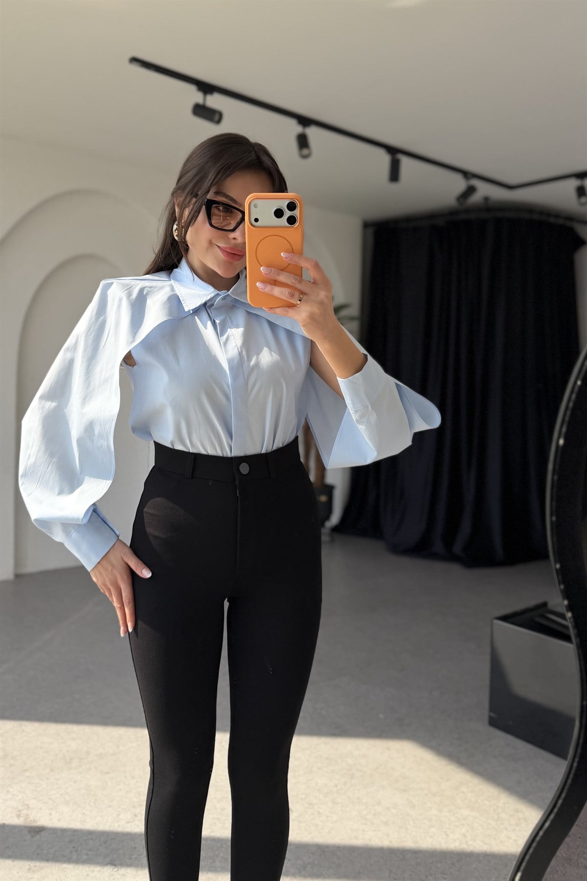 Cambria Mavi Kolları Dekolteli Gömlek 