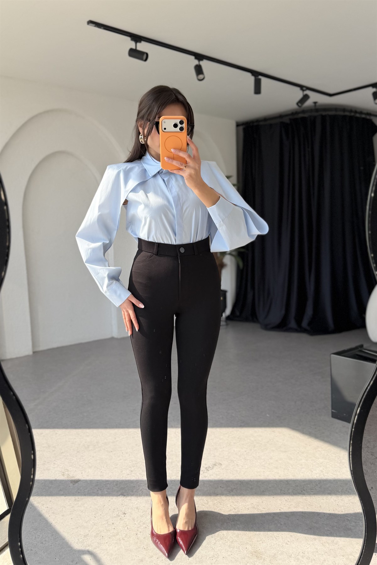 Cambria Mavi Kolları Dekolteli Gömlek 