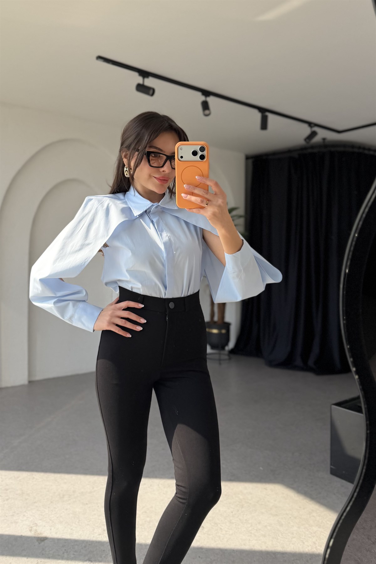 Cambria Mavi Kolları Dekolteli Gömlek 