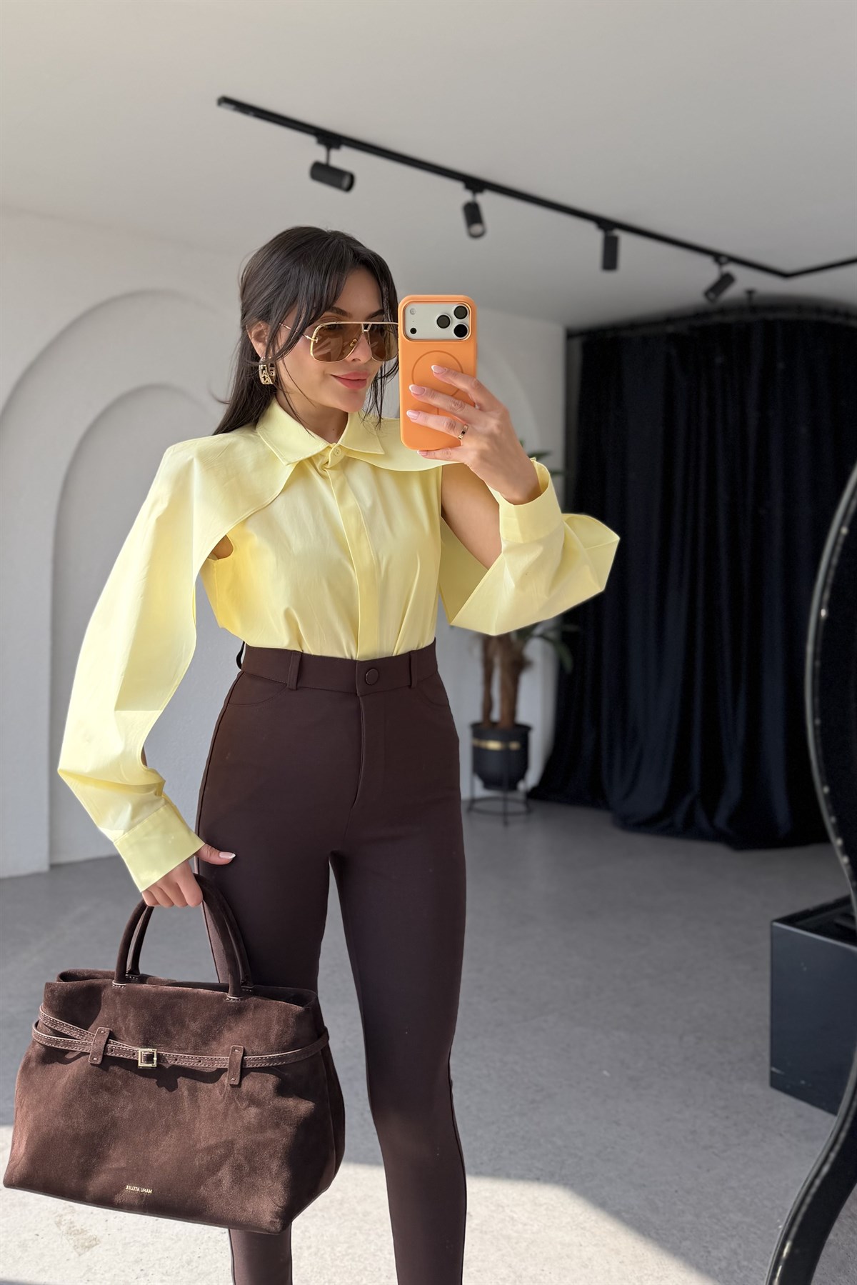 Cambria Sarı Kolları Dekolteli Gömlek 