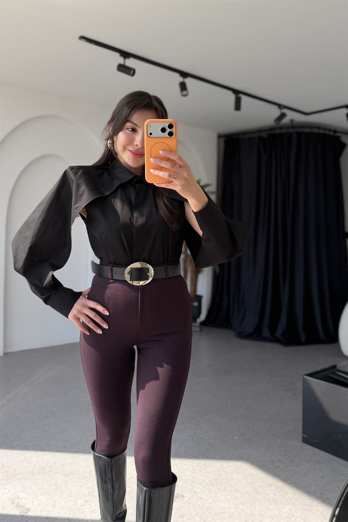 Cambria Siyah Kolları Dekolteli Gömlek 