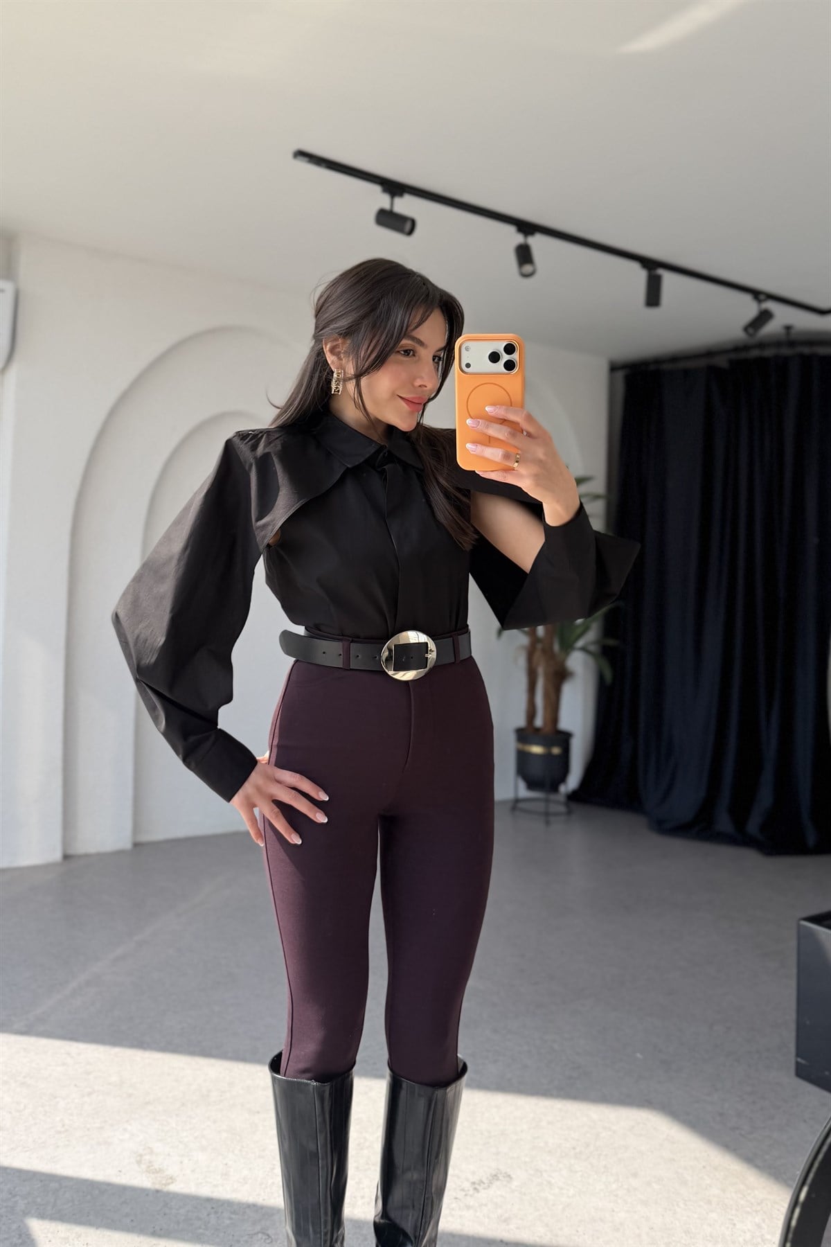 Cambria Siyah Kolları Dekolteli Gömlek 