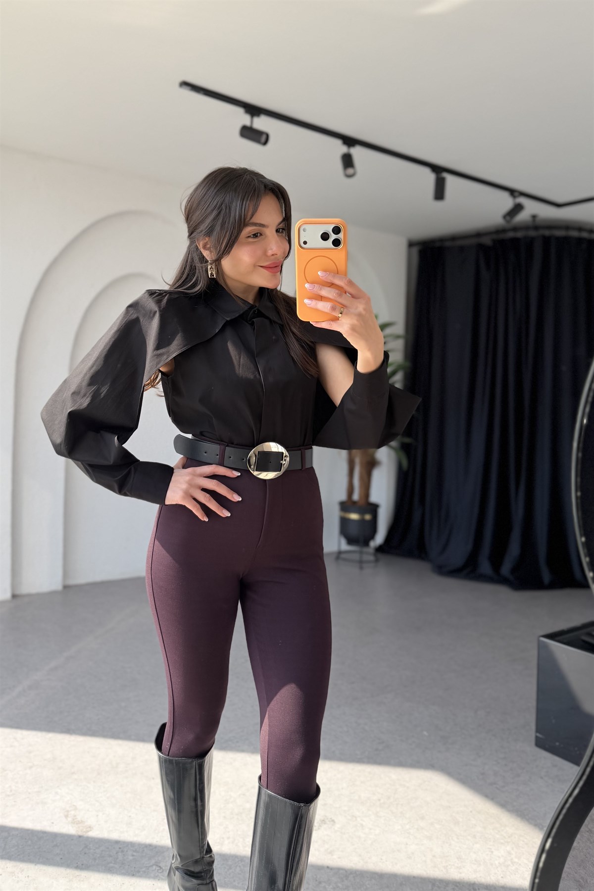 Cambria Siyah Kolları Dekolteli Gömlek 