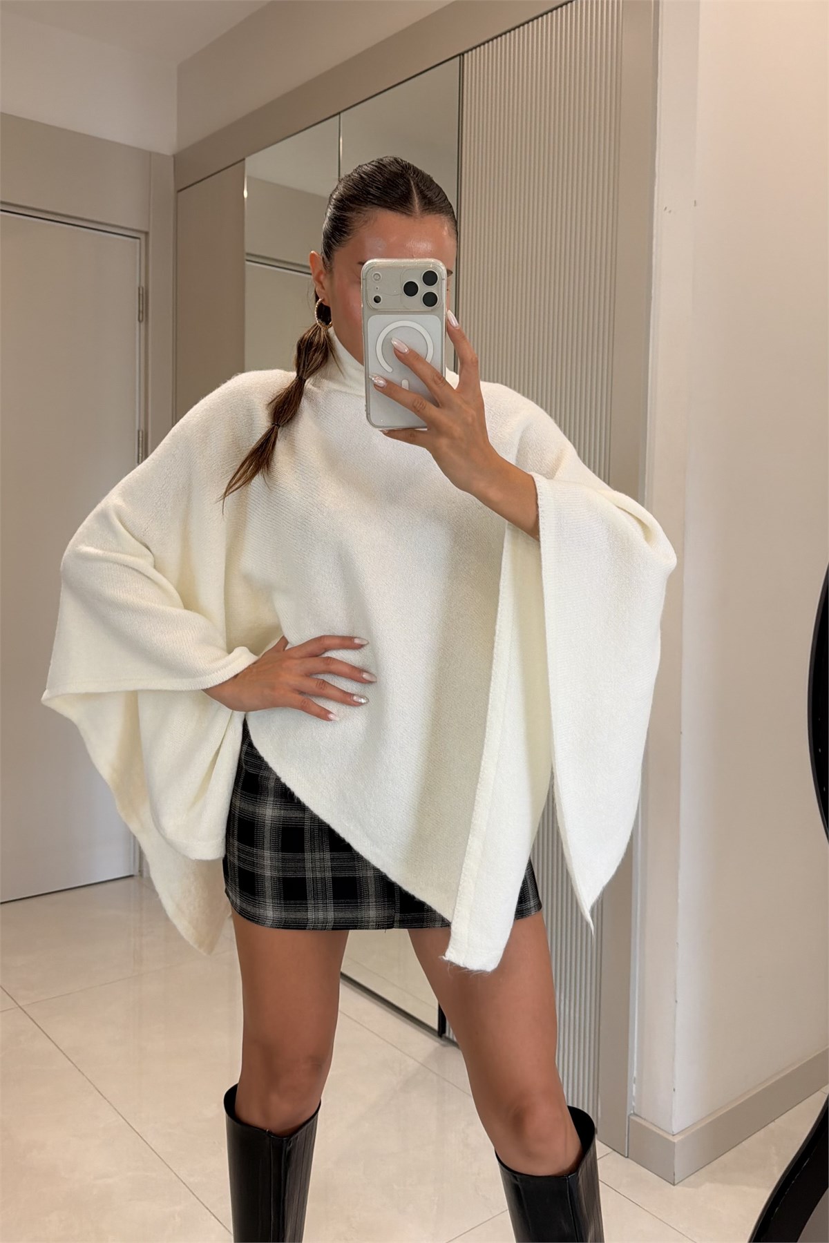 Camilla Ekru Asimetrik Boğazlı Panço