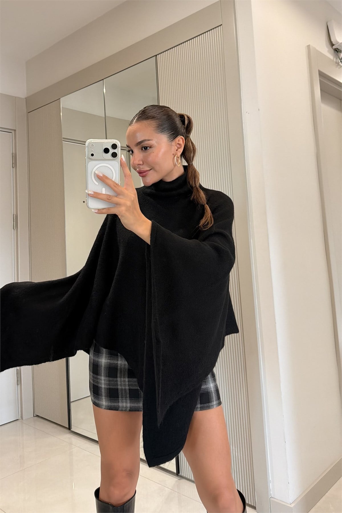 Camilla Siyah Asimetrik Boğazlı Panço