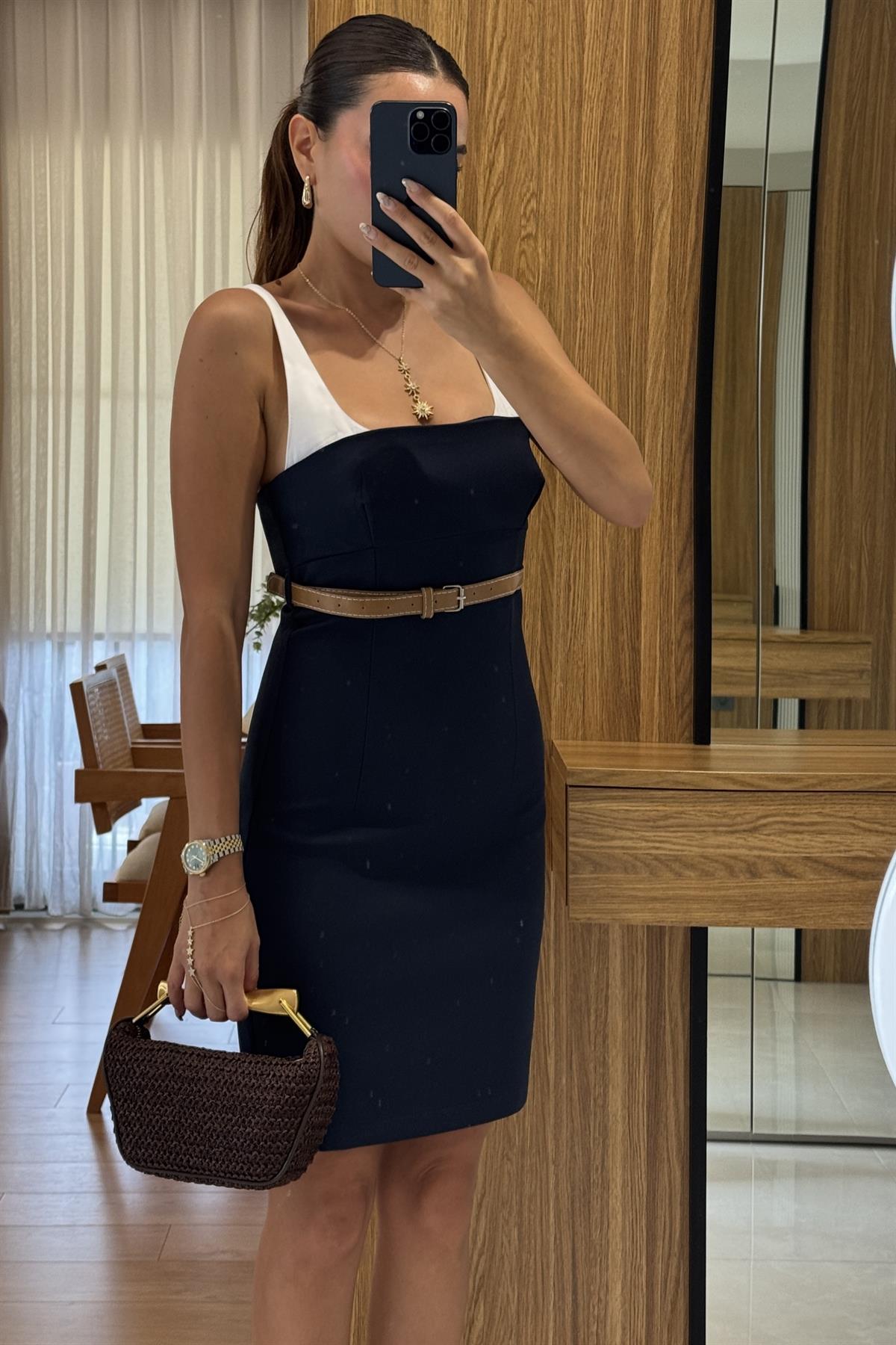 Cardi Lacivert-Beyaz Renk Bloklu Vücuda Oturan Kemerli Elbise